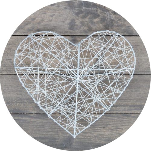 Een wit wire hart van 20 cm
